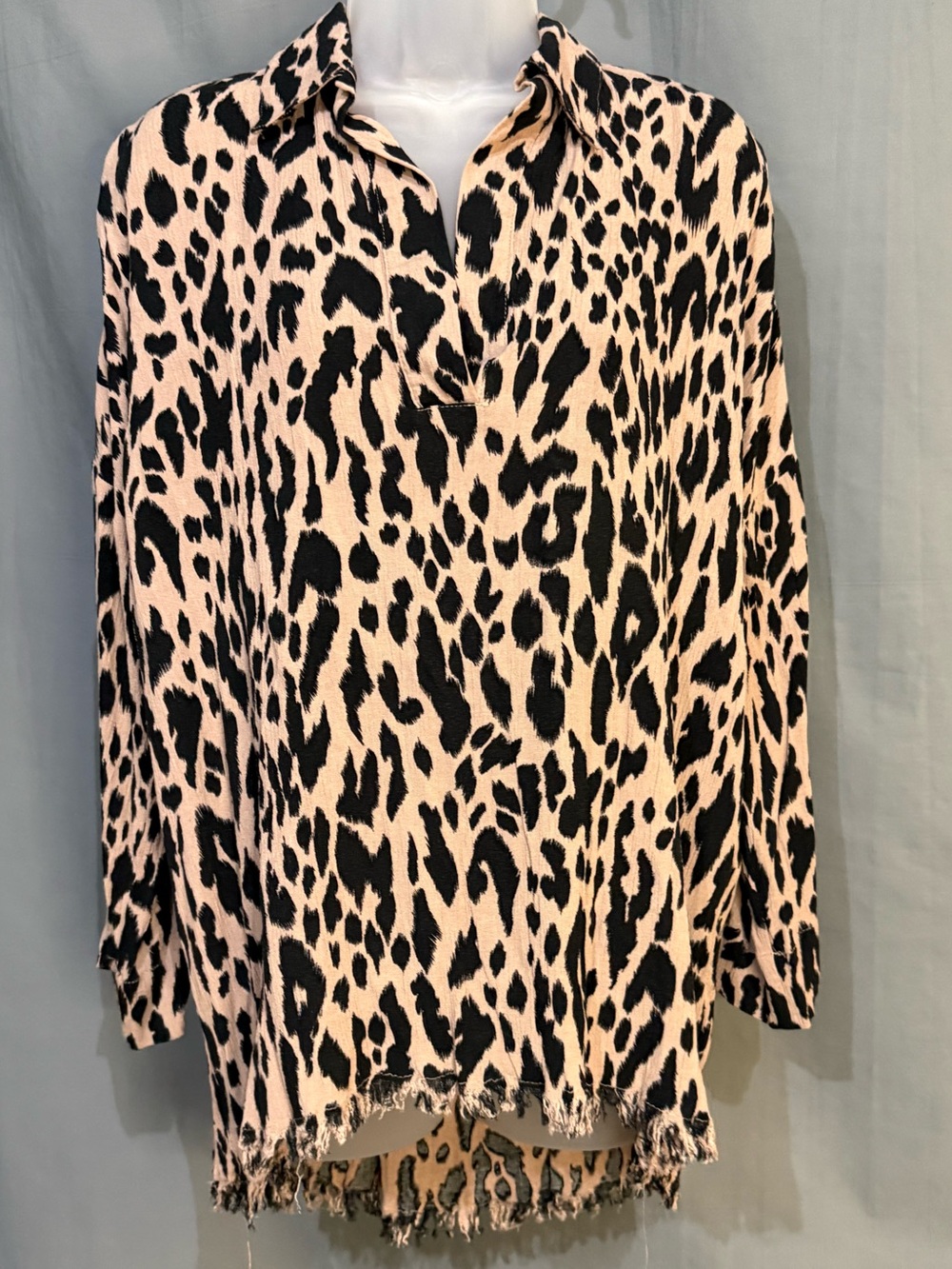 Umgee Leopard Tan Black Animal Print Long Sleeve V-Neck Tunic Blouse Raw Hem L